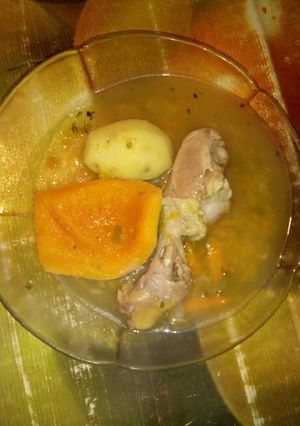 Una foto de Sopa de pollo y verduras, con lo que hay en casa