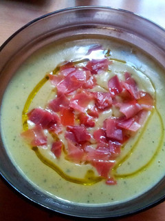 Una foto de Crema fría de calabacín con melón y jamón