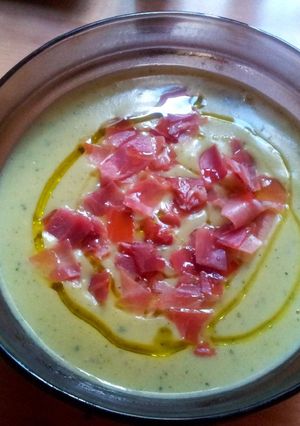 Foto principal de Crema fría de calabacín con melón y jamón