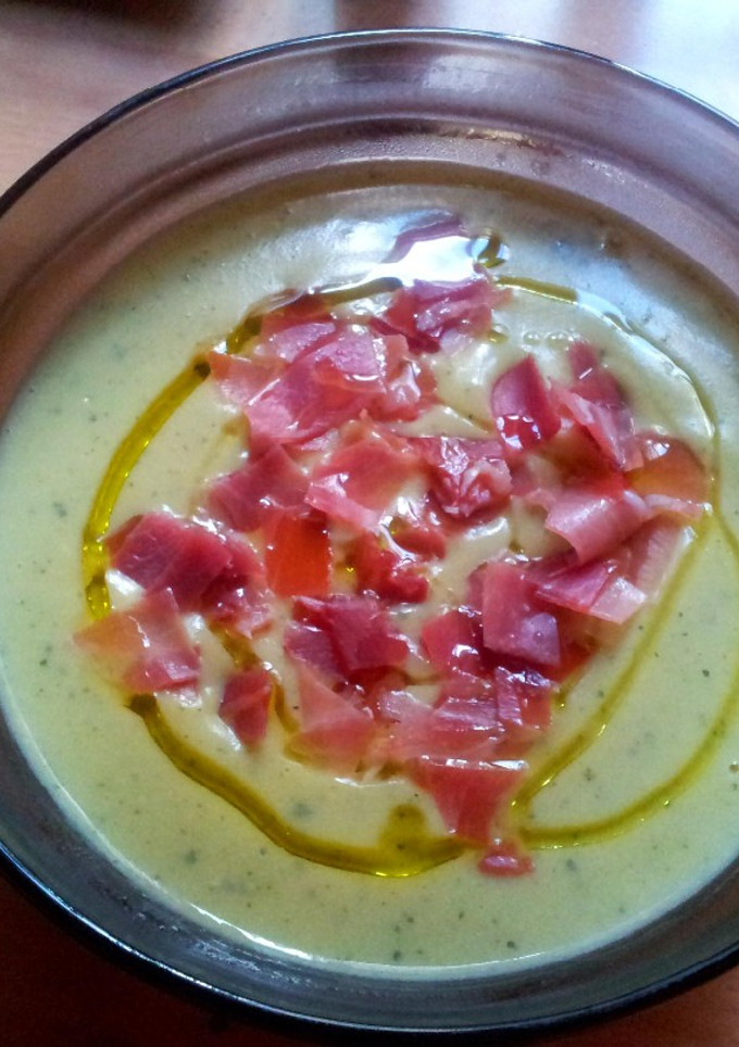 Una foto de Crema fría de calabacín con melón y jamón