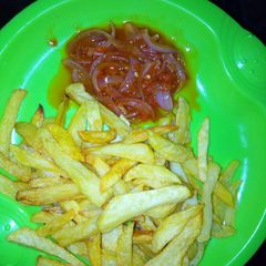 A picture of Chips and peppered sauce.