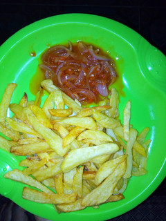 A picture of Chips and peppered sauce.