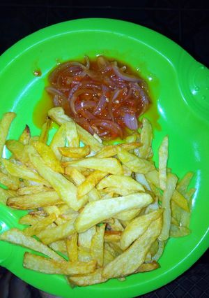 A picture of Chips and peppered sauce.
