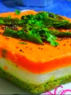 तिरंगा इंस्टेंट सूजी ढोकला (tiranga instant sooji dhokla recipe in Hindi) रेसिपी मुख्य फोटो