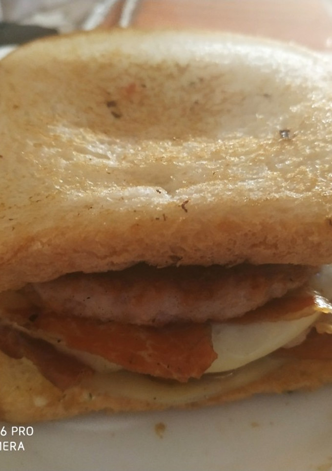 Una foto de Hamburguesa doble en pan Bimbo con cebolla frita