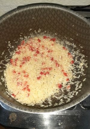Una foto de Arroz frito con ajo y morrón rojo🤤