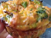 Una foto de muffins de brócoli