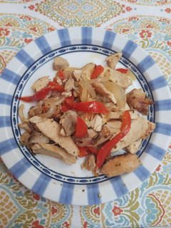 Una foto de Vegetales salteados con pollo