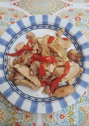 Una foto de Vegetales salteados con pollo