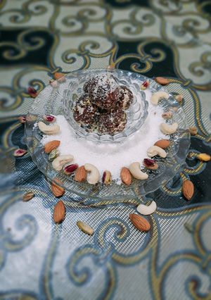 ખજૂર અને કોપરા ના લાડુ (Khajoor Kopra Ladoo Recipe In Gujarati) રેસીપી મુખ્ય ફોટો