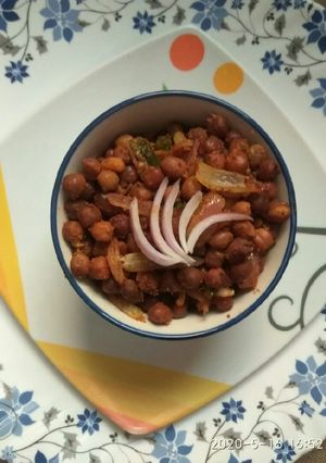 A picture of Hing masaledar kala chana.