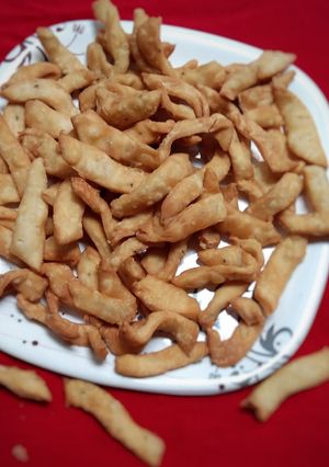 नमकपारे (Namakpare recipe in Hindi) रेसिपी मुख्य फोटो