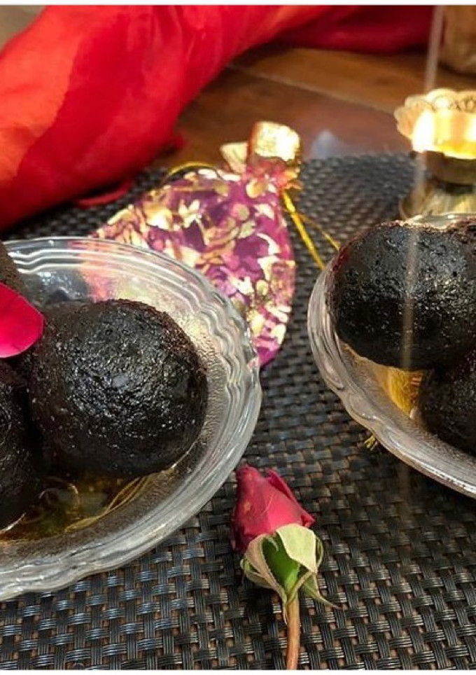 इंस्टेंट काला जामुन (Instant Kala Jamun recipe in hindi) रेसिपी मुख्य फोटो