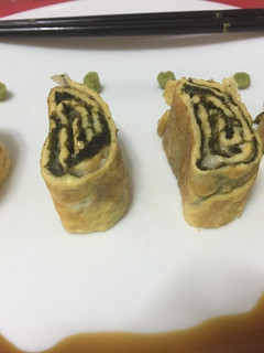 Una foto de Tamagoyaki con queso y alga nori