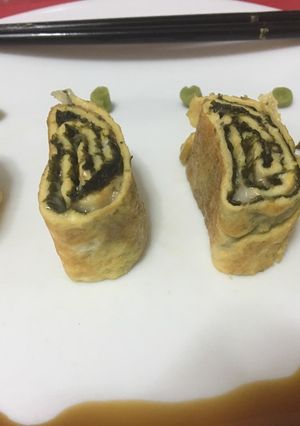 Una foto de Tamagoyaki con queso y alga nori