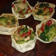 Una foto de Canastitas de pollo y brócoli