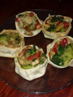 Una foto de Canastitas de pollo y brócoli