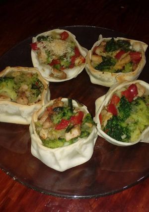 Una foto de Canastitas de pollo y brócoli