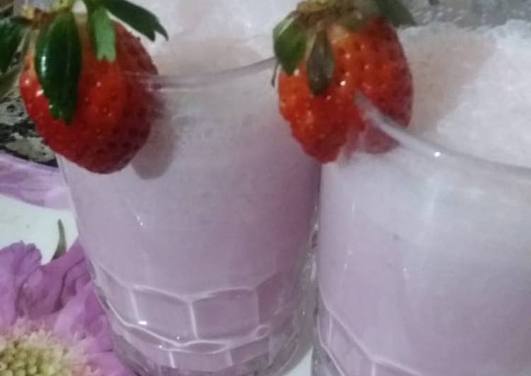 How to Make Super Quick Homemade Strawberry Shake