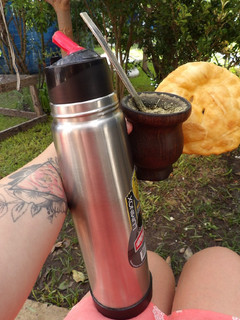 Una foto de Mate amargo con torta fritas🥰