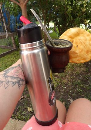 Una foto de Mate amargo con torta fritas🥰