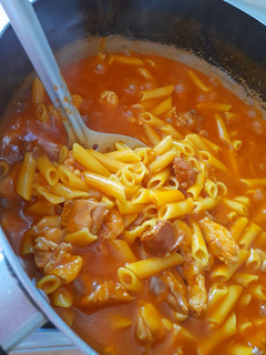 Una foto de Macarrones guisados con chorizo y pollo