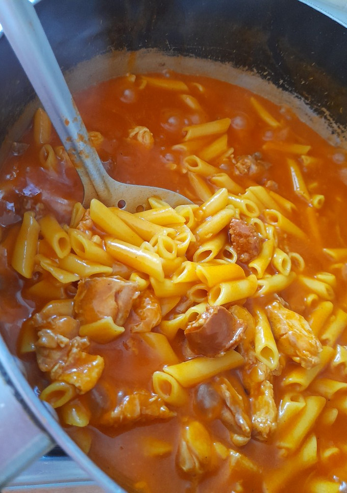 Una foto de Macarrones guisados con chorizo y pollo