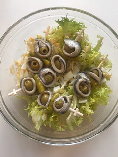Una foto de Ensalada de escarola con huevo cocido y gildas de boquerón