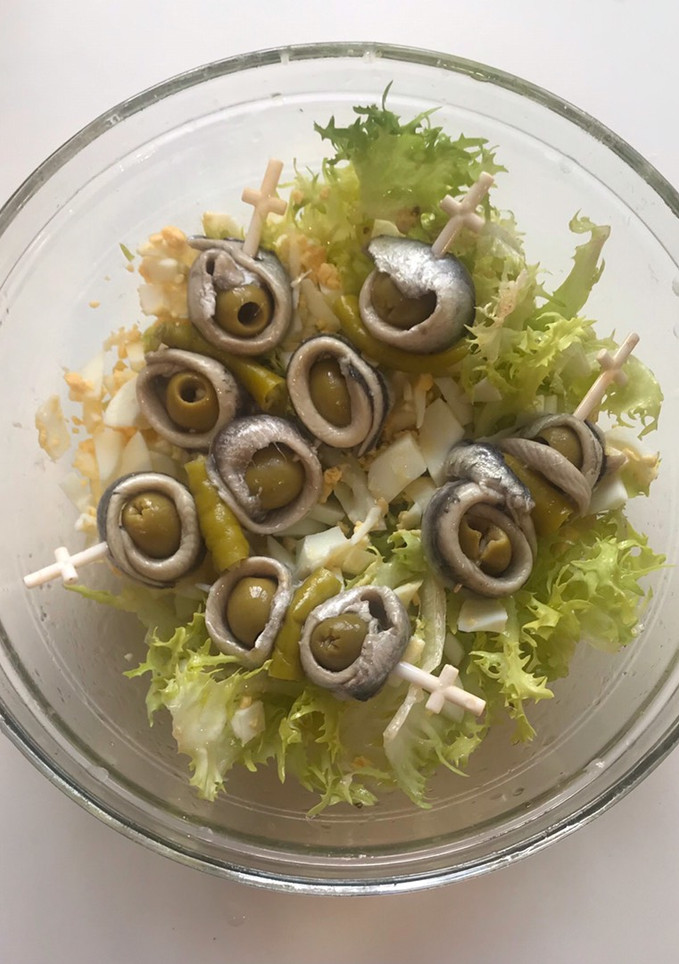 Una foto de Ensalada de escarola con huevo cocido y gildas de boquerón