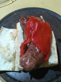 Una foto de Asado a la parrilla de choripan al morrón asado