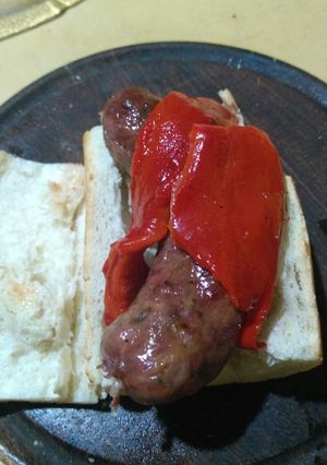 Una foto de Asado a la parrilla de choripan al morrón asado