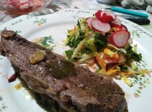 Una foto de Vacío a la Essen con ensalada súper cargada 😊