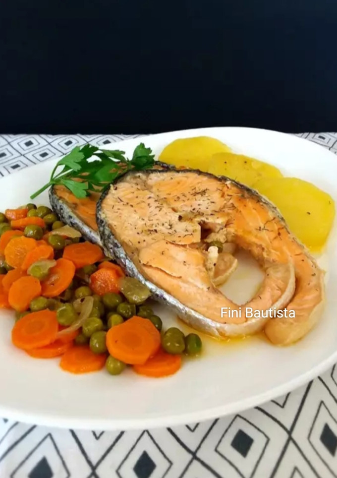 Una foto de Salmón a la jardinera