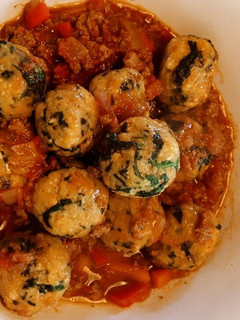 Una foto de Malfatti de ricota y espinaca con salsa bolognesa