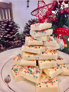 व्हाइट चॉकलेट फज बार (White chocolate fudge bar) रेसिपी मुख्य फोटो
