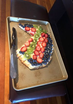 A picture of Fruit pizza!.