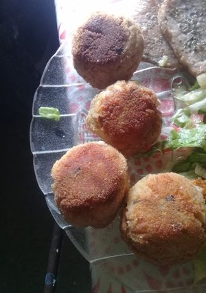 Una foto de Bombas papa y cebolla de verdeo
