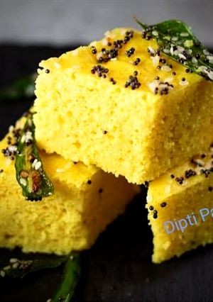 A picture of Gujarati Khatta Dhokla.