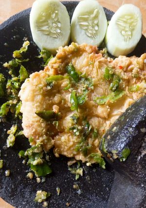 Foto resep Telur geprek sambel ijo