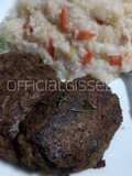 Arroz cremoso con verduras y atún acompañado con hamburguesas de lentejas