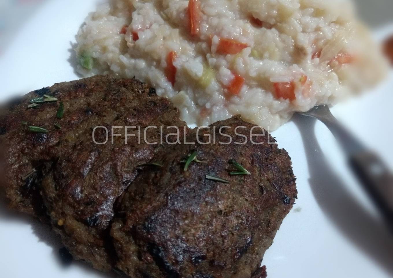Arroz cremoso con verduras y atún acompañado con hamburguesas de lentejas