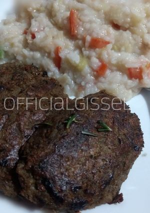 Una foto de Arroz cremoso con verduras y atún acompañado con hamburguesas de lentejas