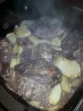 Pollo con papas a las hierbas, especias y vino tinto