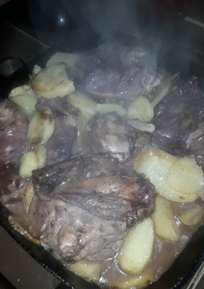 Una foto de Pollo con papas a las hierbas, especias y vino tinto