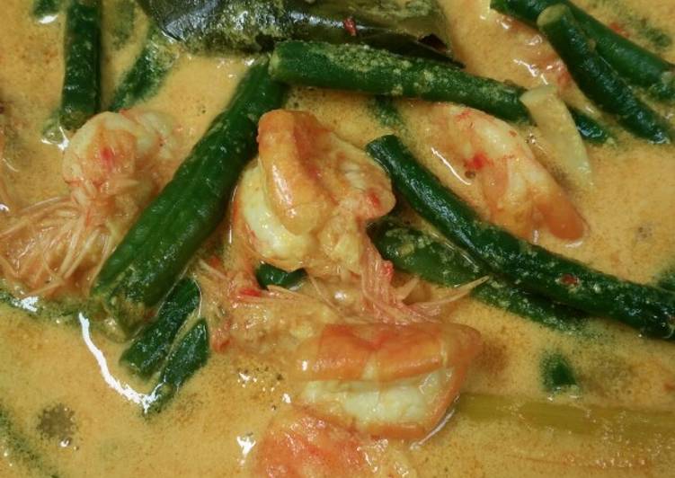 Resep Gulai Udang Kacang Panjang - Pin On Daridapurnasya - 500 gr udang, 1 ikat kecil kacang panjang, 5 siung bawang merah, 3 siung bawang putih, 1 cm jahe, 1 cm lengkuas, 10 bh cabai merah, 2 cm kunyit, 1 btg sledri, 1 lbr daun kunyit, 1 btr kecil kelapa parut.