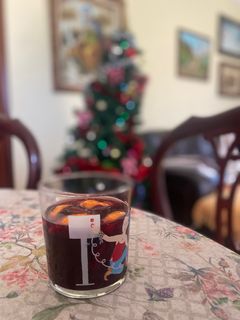 Una foto de Glühwein, vino caliente especiado 🎄🍷