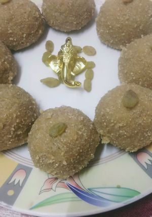 ચુરમાના લાડુ {churma ladu recipe in Gujarati } રેસીપી મુખ્ય ફોટો