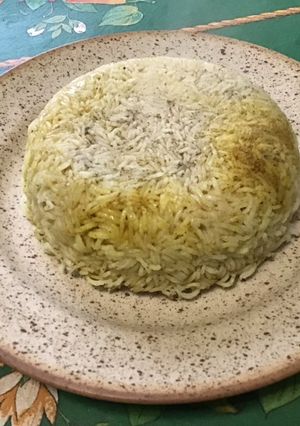 Une photo de Dôme de riz basmati au bouillon de black tiger et curry