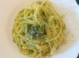 Foto di Pasta con pesto di limoni e mandorle con pangrattato al basilico