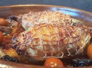 Una foto de pollo relleno con panceta y ciruelas